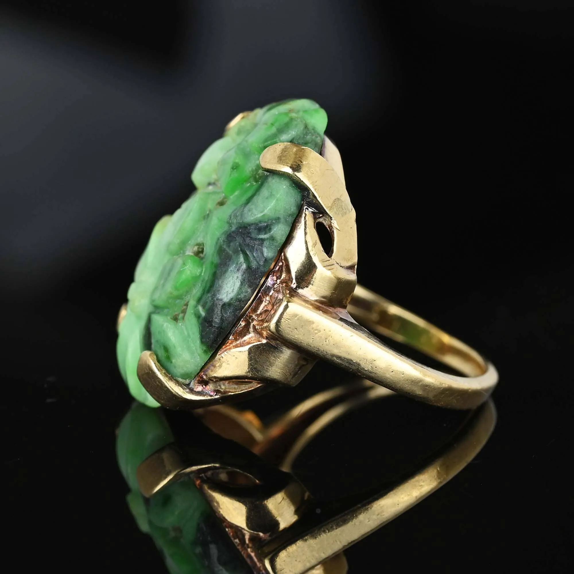 1930s Carved Floral Pierced Jade Ring in Gold