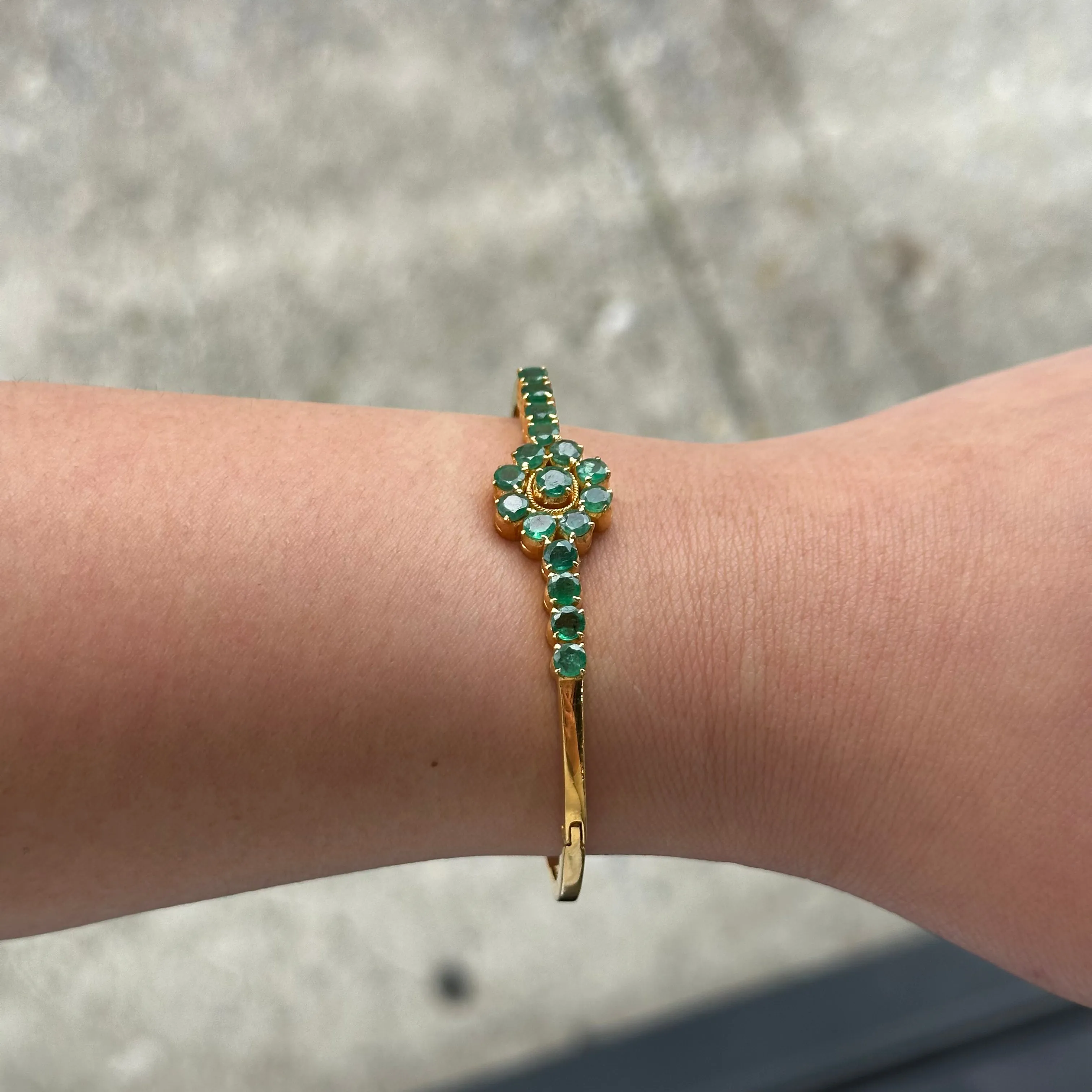 22kt Yellow Gold Emerald Flower Bangle