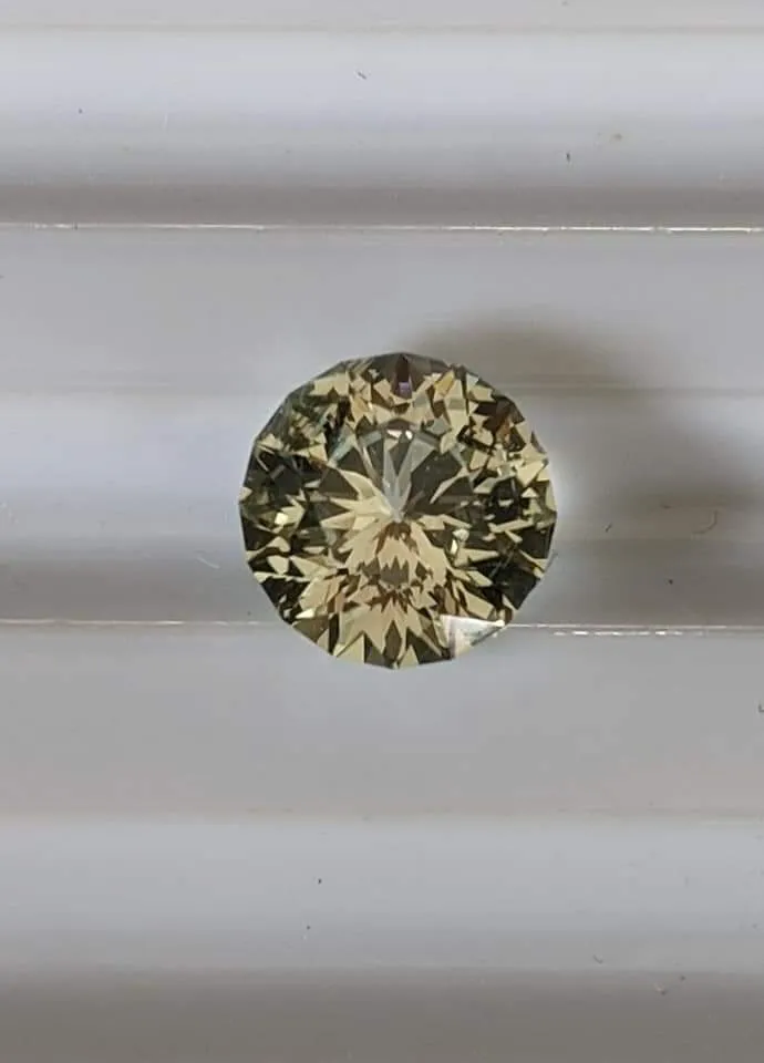 2.4ct NATURAL GOLDEN YELLOW TO GREEN COLOR SHIFT MONTANA SAPPHIRE.